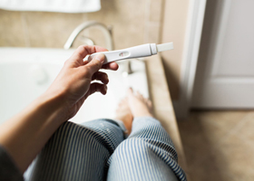 На какой день задержки можно делать тест на беременность? Цена электронных и струйных вариантов на