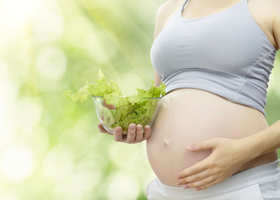Пища с витамином D в рационе беременных защитит ребенка от аллергии