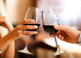 На потребление алкоголя влияет объем бокалов и семейное положение