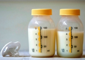 Грудное молоко в пластиковой таре