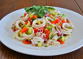 Фруктово-овощной салат с кальмарами