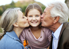 Забота о внуках повышает продолжительность жизни бабушек и дедушек