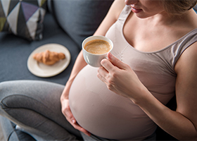 Эксперты призывают беременных женщин пить меньше кофе