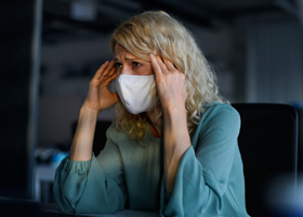 Эксперты рассказали, почему переболевшие коронавирусом жалуются на «туман в голове»