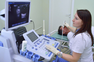 Правильное положение пациента (отклонившись назад), при котором врач смотрит в монитор и одновременно контролирует положение датчика.